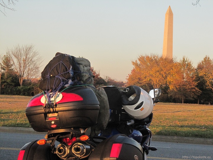 Folixa Astur ante el obelisco en Washington DC, USA.