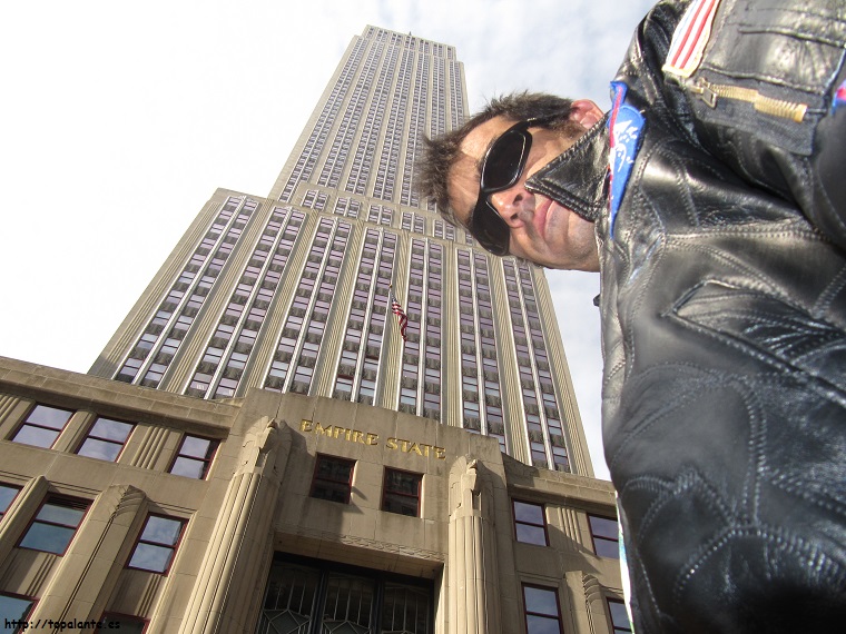 Topalante ante el Empire State, Nueva York, EEUU.