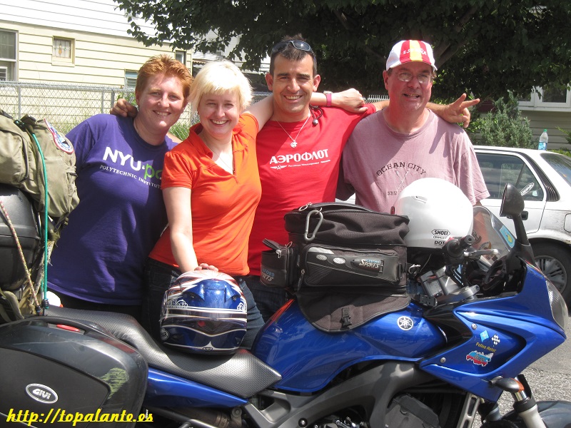 Rebeca Gordon, Milena Oda, y Jeff Gordon.