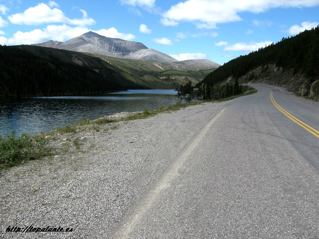 Camino de Muncho Lake, Columbia Británica, Canadá.