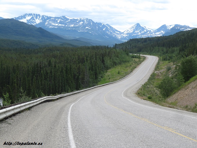 Camino de Squanga Lake, Yukon, Canadá.
