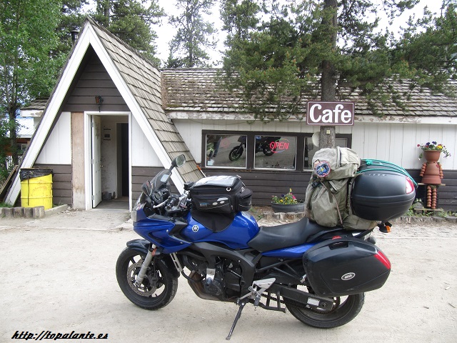 Camino de Squanga Lake, Yukon, Canadá.