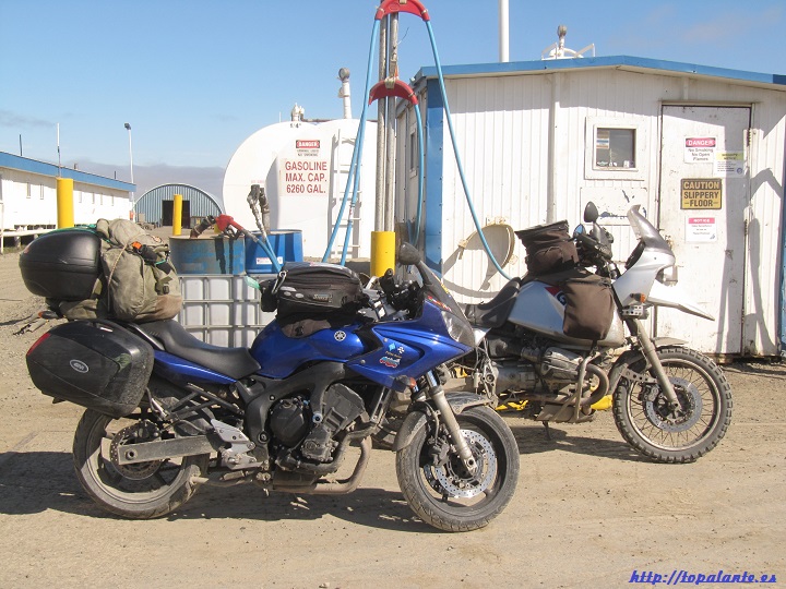 Folixa Astur en la única gasolinera de Prudhoe Bay, Alaska, USA.