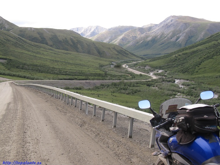 Camino Fairbanks. Vista S del Atigun Pass, puerto más elevado de la Dalton Highway (1444 msnm).  (Cruce de la divisoria continental).