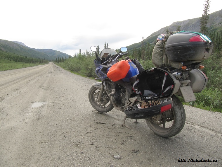 Camino Fairbanks.Repostaje de fortuna en la Dalton Highway, Alaska.