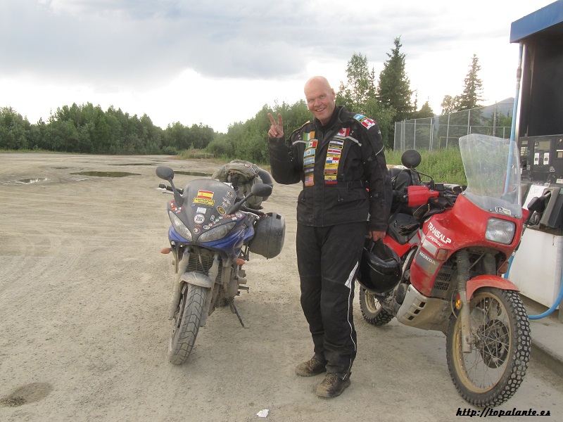 Coldfoot oil station, AK, USA. Camino Fairbanks.Jim Farrell con Bucéfalo y Folixa Astur en la gasolinera de Codfoot, Alaska, USA.