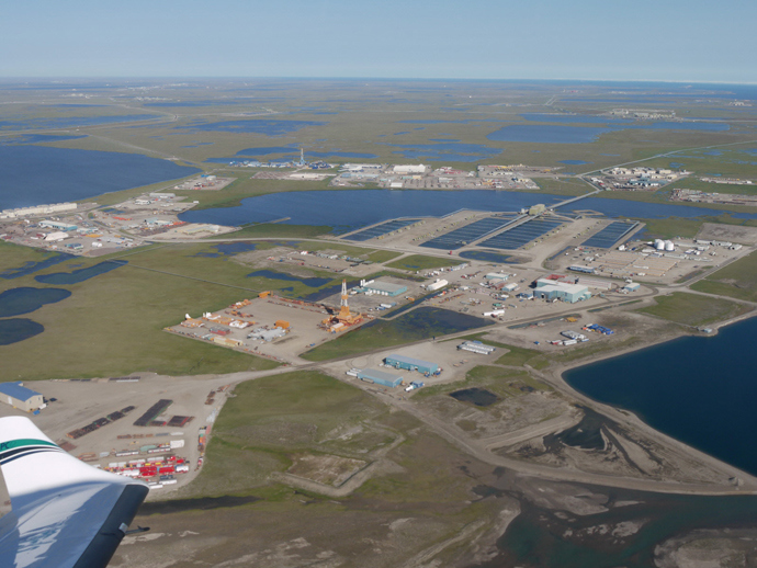 Prudhoe Bay desde el aire, en verano.