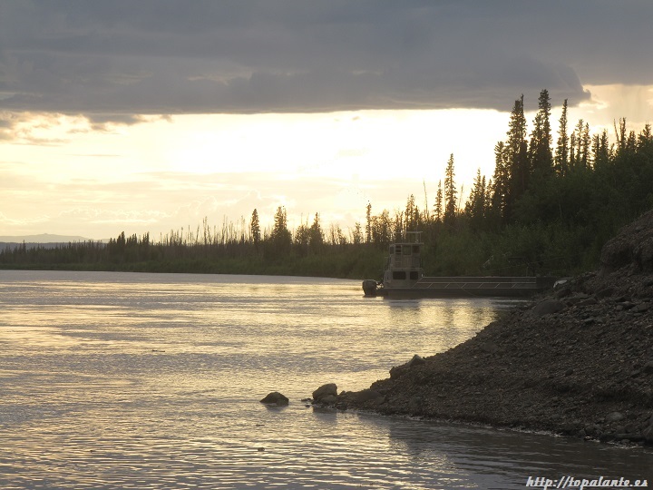 Camino Fairbanks. Yukon River. Dalton Highway, Alaska, USA.