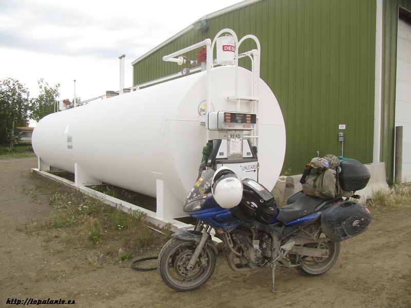 Esta gasolinera, situada en Yukon River, no abre todo el año.  Camino Fairbanks. Folixa Astur en Yukon River. Dalton Highway, Alaska.