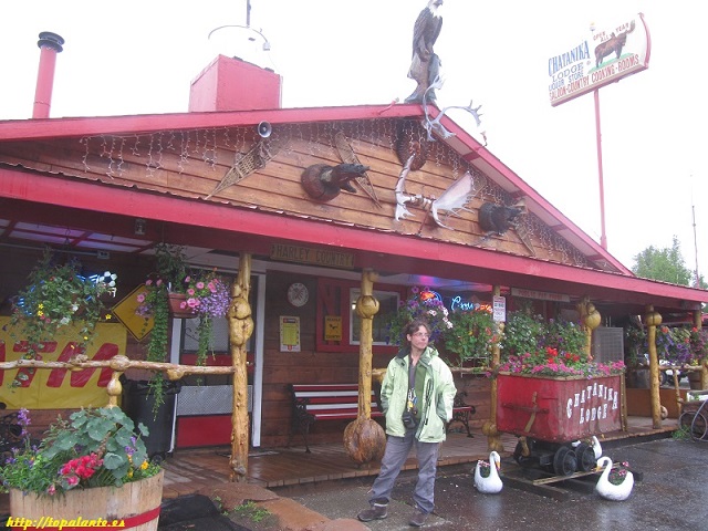 María en el Chatanika Lodge. Mile 28.5 Steese Hwy. Chatanika, Alaska.
