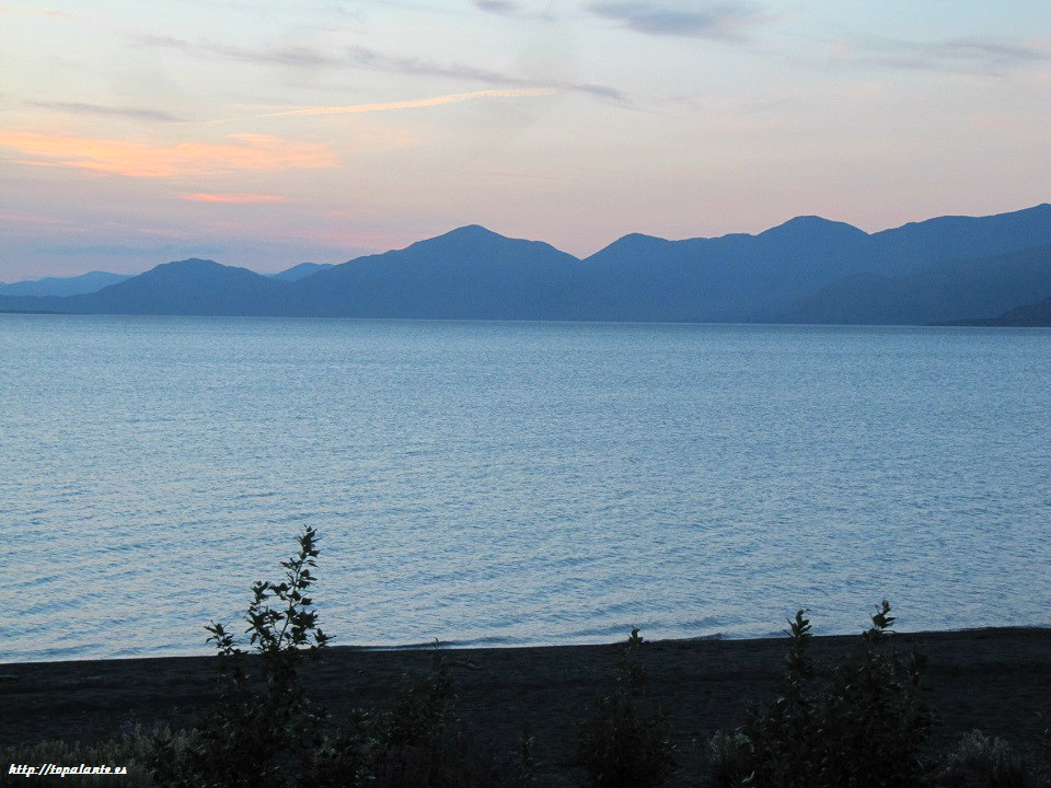 Camino de Squanga Lake, Yukon.