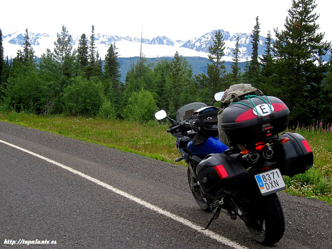 Folixa Astur en la Stewart-Cassiar Highway, Columbia Británica. Canadá.