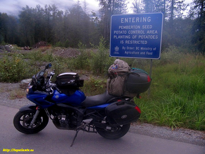 Folixa Astur en Pemberton, British Columbia, Canadá, ante un cartel que restringe la plantación de patatas.