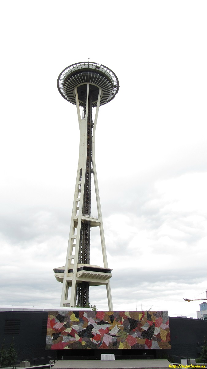 La Space Needle (‘Aguja Espacial')4 es una torre ubicada en Seattle, Washington, y es un símbolo de esa región del país. Fue construida en 1962 en el centro de la ciudad. El proyecto fue idea de Edward E. Carlson e inspirado en la torre de Stuttgart, en Alemania.  Es una estructura de 184 metros de altura y pesa unas 5850 toneladas, colocando el centro de gravedad de la torre apenas a un metro del nivel del suelo. Para llegar a la cima es necesario tomar un ascensor que tarda tan sólo unos segundos en subir. Actualmente es un restaurante giratorio, desde donde se puede apreciar toda la ciudad de Seattle.  Está construida para soportar vientos de hasta 320 km/h y terremotos de hasta 9.5 grados de magnitud en la escala Richter.