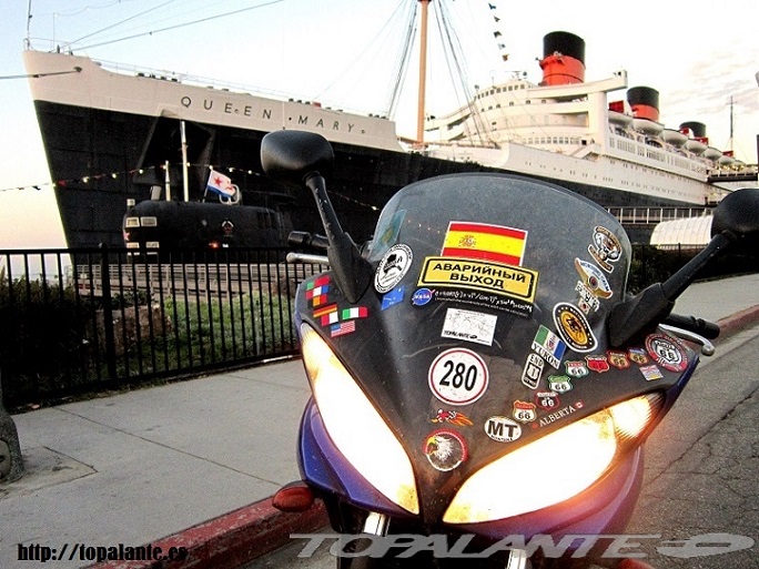 Folixa Astur delante del Queen Mary en Long Beach CA. USA.