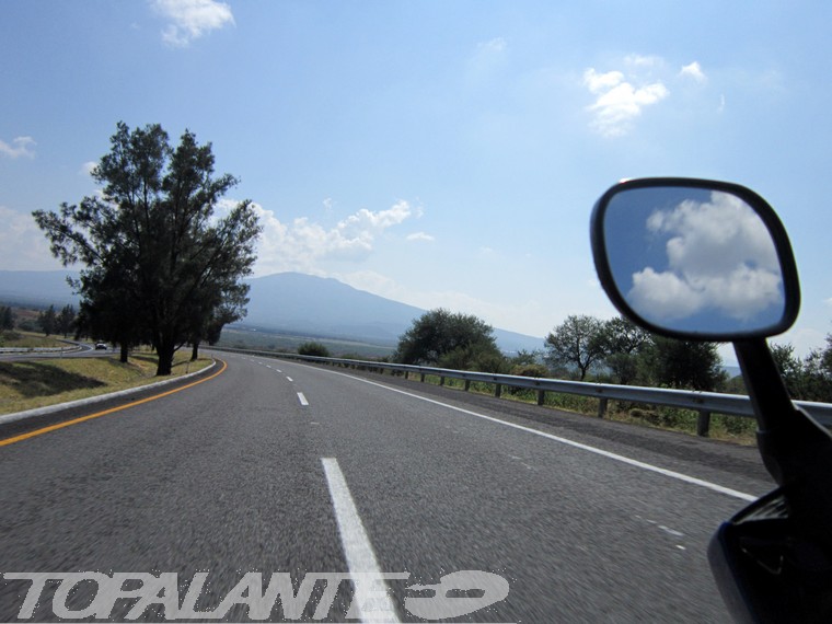 Camino Michoacán, México.