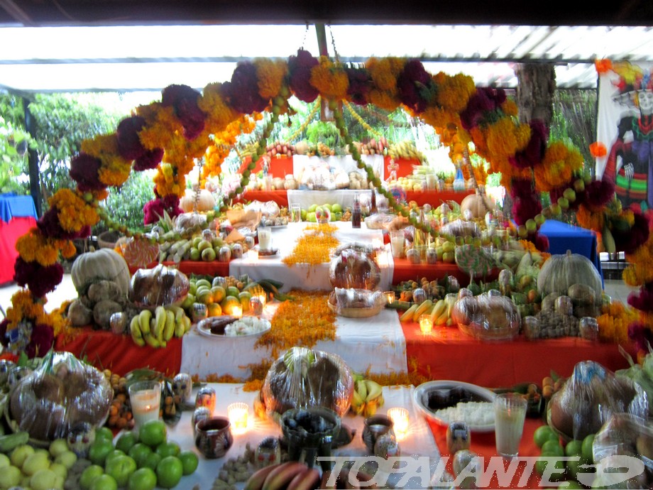 Festividad de Todos Los Santos en Oaxaca, México. Requiem aeternam dona ei (eis) Domine. Et lux perpetua luceat ei (eis). Requiescat (requiescant) in pace. Amen.