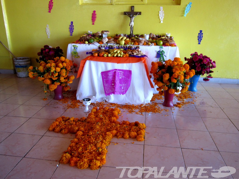 Festividad de Todos Los Santos en Oaxaca, México. Requiem aeternam dona ei (eis) Domine. Et lux perpetua luceat ei (eis). Requiescat (requiescant) in pace. Amen.