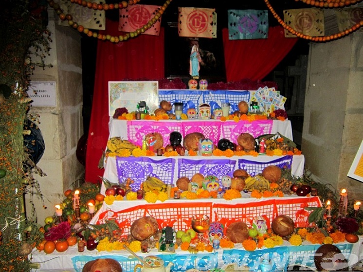 Festividad de Todos Los Santos en Oaxaca, México. Requiem aeternam dona ei (eis) Domine. Et lux perpetua luceat ei (eis). Requiescat (requiescant) in pace. Amen.