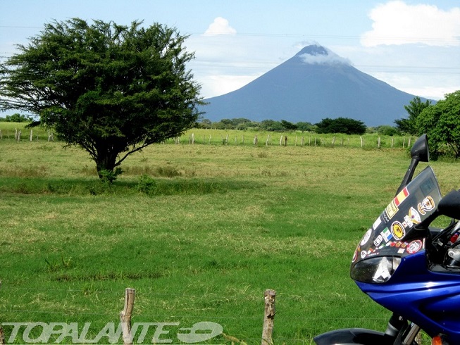 Folixa Astur ante el Volcán Concepción (Rivas), Nicaragua.