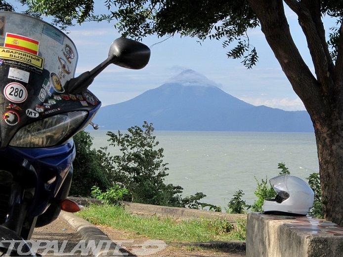 Folixa Astur ante el Volcán Concepción (isla de Ometepe), lago Cocibolca (Rivas), Nicaragua.