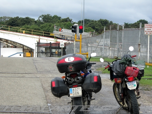 Folixa Astur en las esclusas de Gatún, Canal de Panamá.