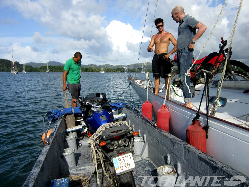 Folixa Astur en Portobelo (Panamá), siendo trasbordada de una lancha a un velero con destino a Cartagena de Indias (Colombia).