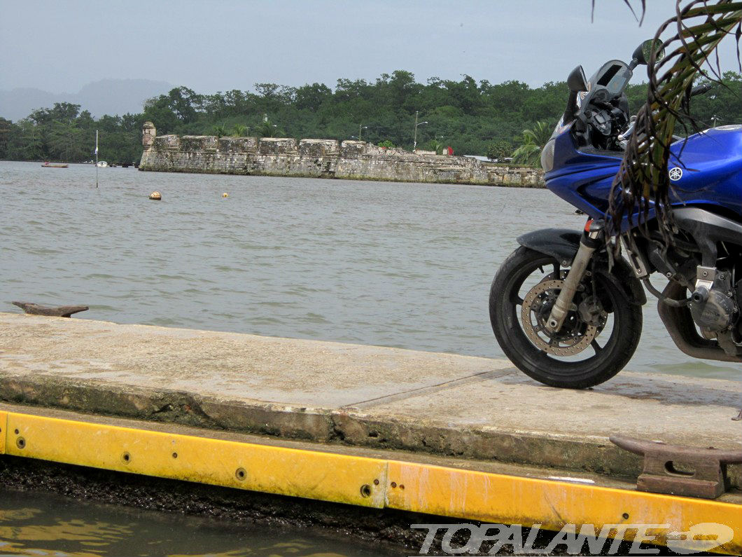 Folixa Astur en Portobelo (Panamá), momentos antes de zarpar en un velero con destino a Cartagena de Indias (Colombia).