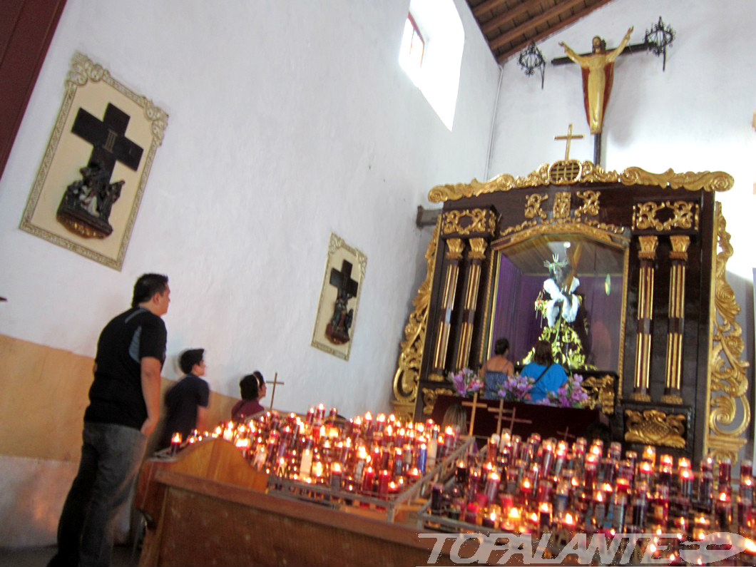 Rezando en la Iglesia de San Felipe ante el Cristo Negro De Portobelo, antes de zarpar a Cartagena de Indias (Colombia) en un velero.