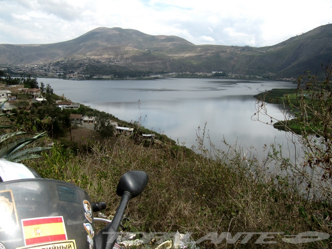 Folixa Astur ante la Laguna de Yahuarcocha (Región Sierra Centro Norte), Ecuador.