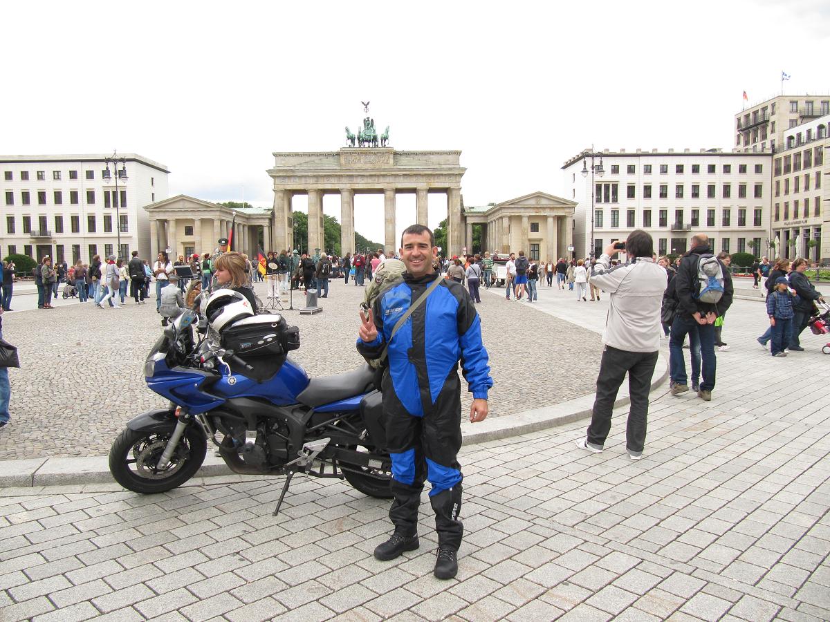 Folixa Astur y Topalante en la Puerta de Brandemburgo, Berlín.