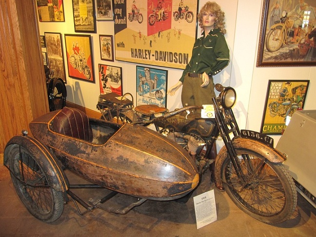 Harley Davidson (a secas) de 1918 con sidecar. 
