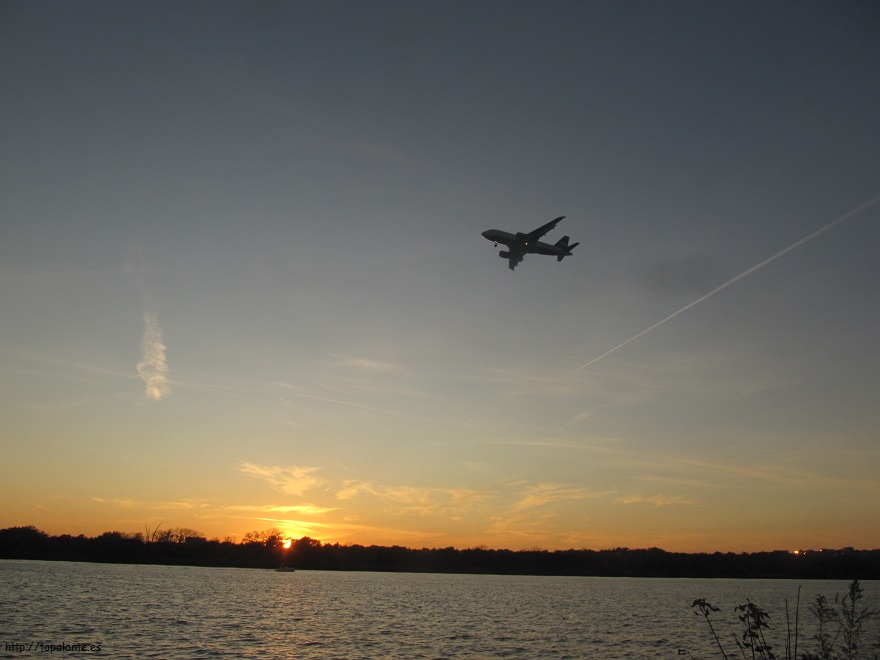 Un avión cruza el Potomac en Washington DC, EEUU.