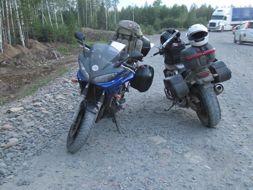 Motos se encuentran camino de Alzamay, Oblast de Irkutsk, Rusia.