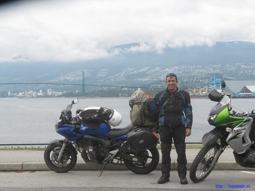 Folixa Astur y Topalante en Vancouver, Columbia Británica, Canadá. Al fondo, el Lions' Gate Bridge, principio   - o final en nuestro caso - de la Sea to Sky Highway, Squamish Highway o Route 99.