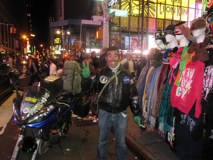 Folixa Astur y Topalante recién llegados a Times Square, Nueva York, EEUU.  La inesperada vuelta al mundo en moto (en solitario).