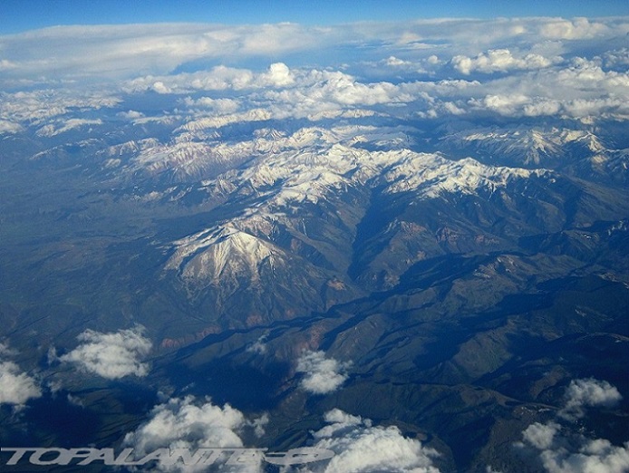 Las Montañas Rocosas desde el aire en California. The Rocky Mountains view from the space. 