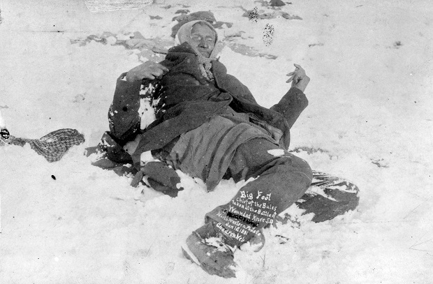 El cuerpo del Gran Jefe Sioux Big Foot -Pies Grandes- yace retorcido y congelado  tras la matanza de Wounded Knee, Dakota del Sur, EEUU.  Fuente:Librería del Congreso de los EEUU.