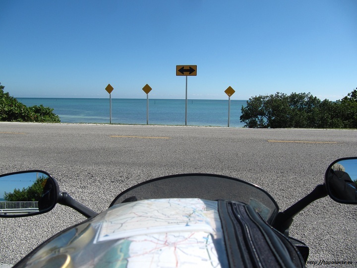 Folixa Astur en la autovía sobre el océano. (US 1 a su paso por los cayos de Florida,  EEUU)