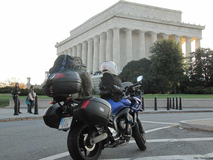 Folixa Astur ante el monumento Lincoln en Washington DC, EEUU