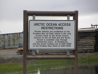 "Restricciones de acceso al Océano Artico.  Los vehículos particulares están prohibidos en el campo petrolífero de Prudhoe Bay,   único punto de acceso al Océano Artico,  siendo posible únicamente a través de viajes organizados (...)"