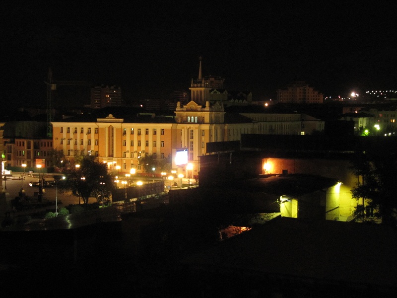 Ulán Ude de noche, República Buriatia, Rusia. Улан-Удэ ночью. Республика Бурятия, Россия.