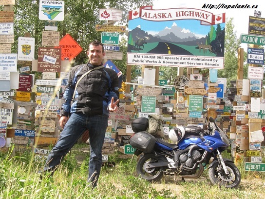 Folixa Astur y el autor de esta página güeb en el Sign Post Forest.  Watson Lake, Yukon, Canadá.  http://signpostforest.com/