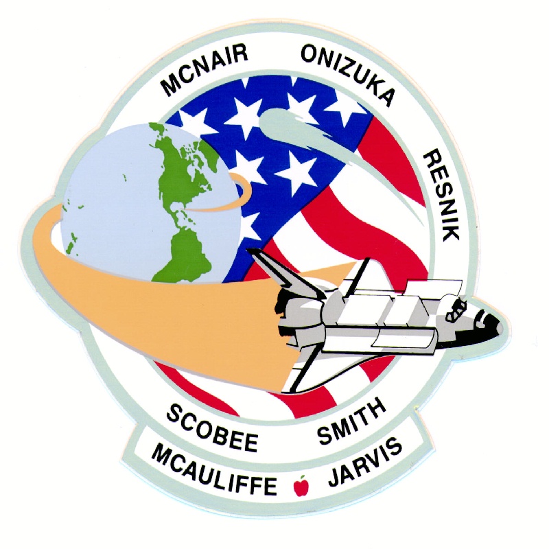 MISION STS-51-D> (TELSAT-I, Communications Satellite SYNCOM IV-3)> LANZAMIENTO: 12 de abril de 1985> ATERRIZAJE: Centro Espacial Kennedy, FL> TRIPULANTES: Karol J. Bobko, Donald E. Williams, M. Rhea Seddon, Jeffrey A. Hoffman, S. David Griggs, Charles D. Walker, Sen. E. Jake Garn> MILLAS RECORRIDAS: 2.900.000.  16º misión del programa STS y 4ªdel Discovery.  Los objetivos de la misión fueron el de desplegar varios satélites de comunicación y el transporte material para la realización de varios experimentos.  The TELESAT-l (ANIK C-1) communications satellite was deployed attached to the payload assist module (PAM-D) motor. SYNCOM IV-3 (also known as LEASAT-3) was also deployed but the spacecraft sequencer failed to initiate the antenna deployment, spin up and ignition of perigee kick motor. The mission was extended two days to make certain the sequencer start lever was in the proper position. Griggs and Hoffman performed a space walk to attach Flyswatter devices to the remote manipulator system. Seddon engaged LEASAT lever using the remote manipulator system but the post deployment sequence did not begin. Other payloads were: Continuous Flow Electrophoresis System (CFES) III, flying for sixth time; two Shuttle Student Involvement Program (SSIP) experiments; American Flight Echocardiograph (AFE); two Get Away Specials; Phase Partitioning Experiments (PPE); astronomy photography verification test; medical experiments and toys in space, an informal study of the behavior of simple toys in weightless environment, with results to be made available to school students.