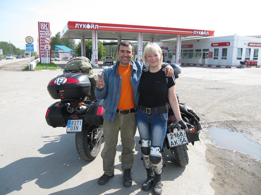 Dos motoristas de dos nacionalidades de distintos sexos unidos por una pasión: la moto.