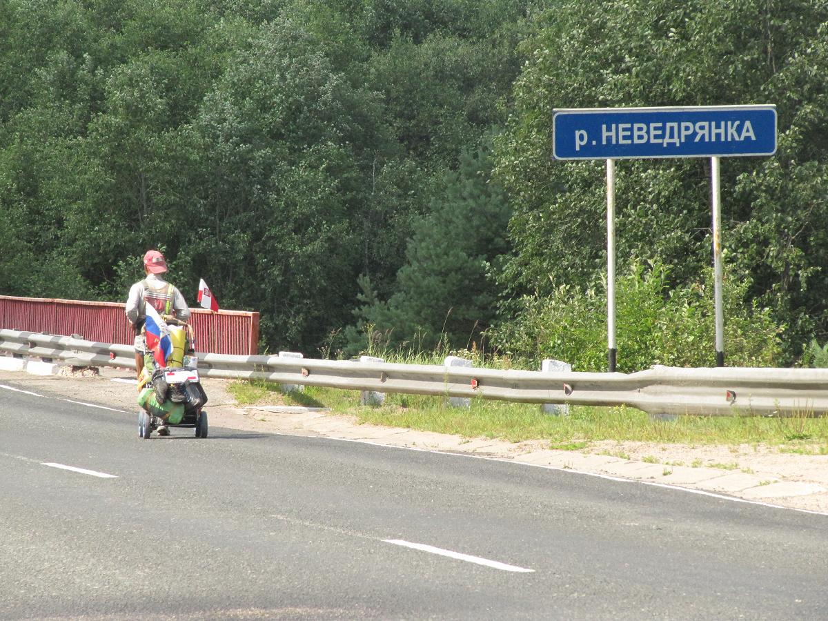 Un hombre polaco y un carrito en la carretera en algún lugar a unos 200 km al E de Zilupe (Letonia). Este hombre venia caminando desde Vladivostok (Rusia) , en las costas del Océano Pacífico, a unos 9200 km de aquí y se dirigía a Varsovia (Polonia), según él, el final de su viaje a otros 900 km más. 