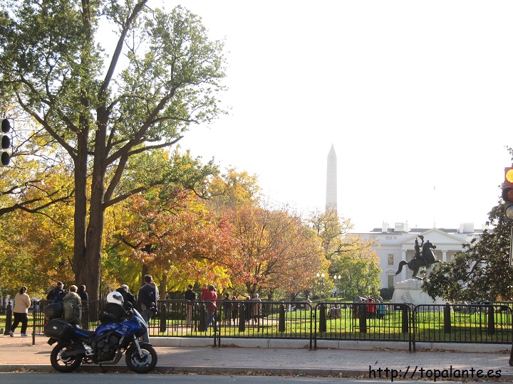 Folixa Astur ante la Casa Blanca, Washington DC, EEUU