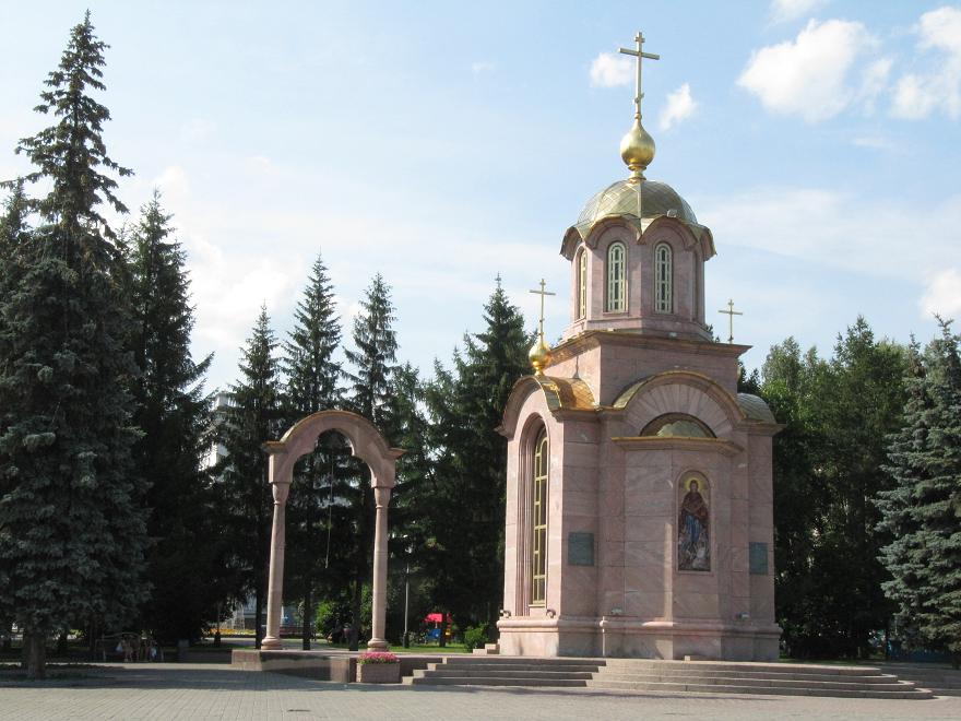 Capilla ortodoxa en el parque de Kemorovo, Rusia.   Православная часовня в парке Кемерово, Россия.  