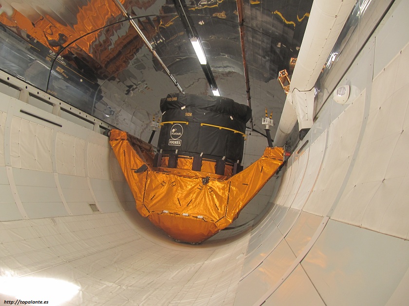 Bodega de carga con un satélite a bordo de un transbordador espacial.