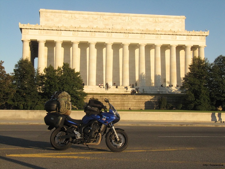 Folixa Astur ante el monumento a Lincoln. Washington DC, USA.